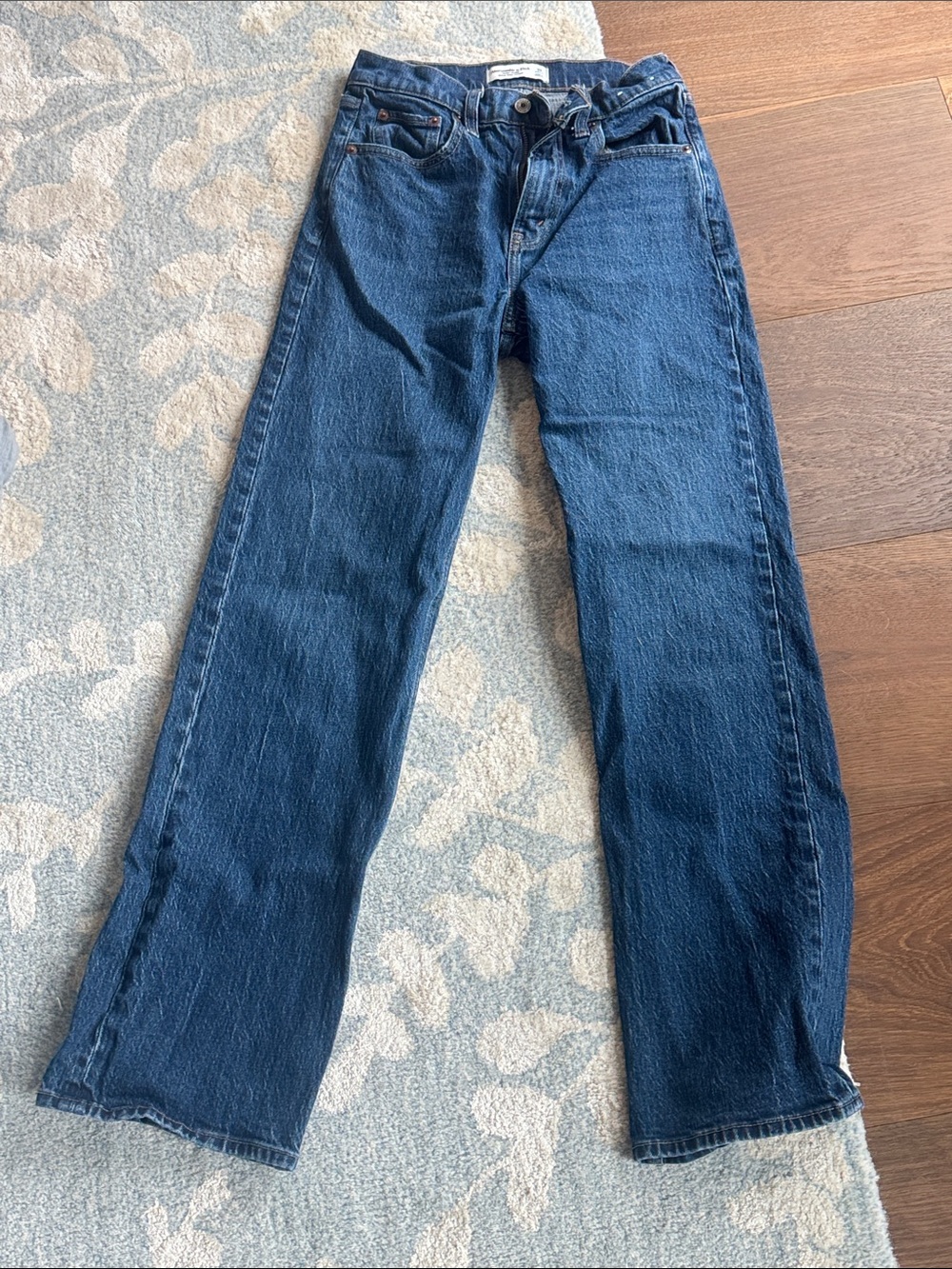 Abercrombie & Fitch 90’s High Rise Relaxed Jeans in Indigo Blue